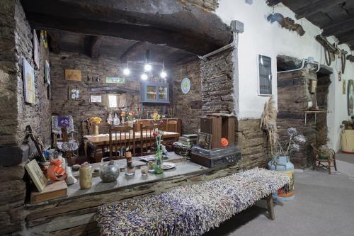 een kamer met een stenen muur met een altaar en een bank bij A Fonte das Bodas in Samos