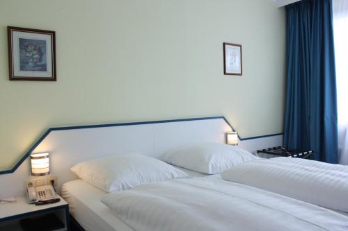 Säng eller sängar i ett rum på Hotel City Kräme am Römer - Self Check In