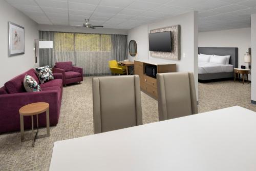 Area tempat duduk di Crowne Plaza San Antonio Airport, an IHG Hotel