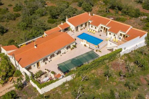 an aerial view of a house with a swimming pool at Casa dos Ninos in São Bartolomeu de Messines