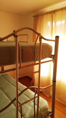 two bunk beds in a room with a window at Refugios Olmue Santa Teresa in El Maqui