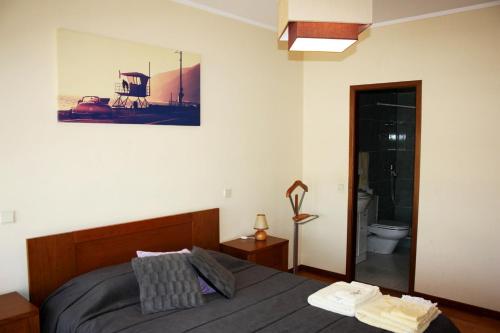 um quarto com uma cama e uma fotografia na parede em Arco Da Porta Nova em Braga