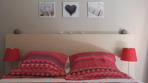 Una cama o camas en una habitación de GIROFLE