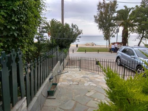 Φωτογραφία από το άλμπουμ του Cute Maisonette No2 on coastal sidewalk στη Νικήτη