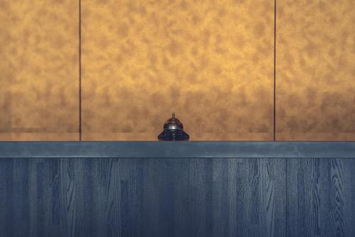 une bouilloire assise au-dessus d'un comptoir dans l'établissement Hotel Ninja Black, à Kyoto