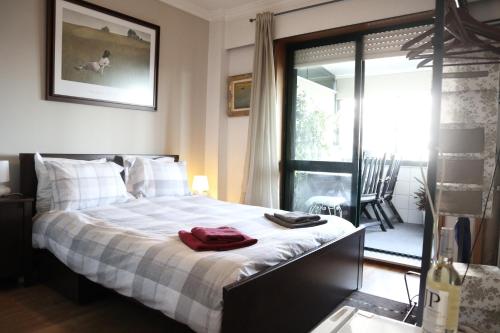 een slaapkamer met een bed met twee handdoeken erop bij River & Ocean Studio in Porto