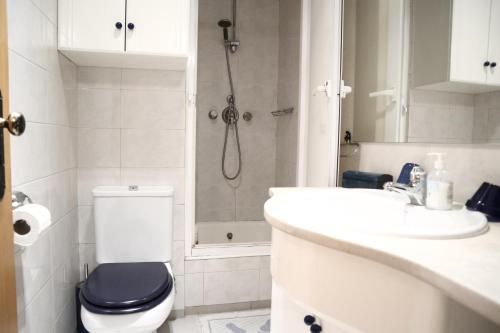 een badkamer met een toilet, een wastafel en een douche bij River & Ocean Studio in Porto