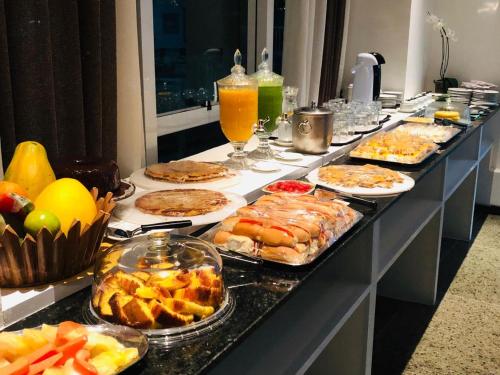 VIP Beira Mar Residence في فورتاليزا: خط بوفيه مع العديد من أنواع الطعام المختلفة