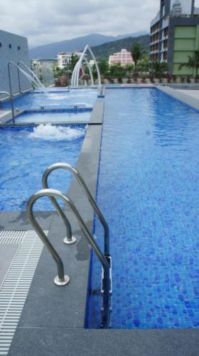 uma grande piscina com água azul num edifício em Rice Resort Hotel em Taitung City