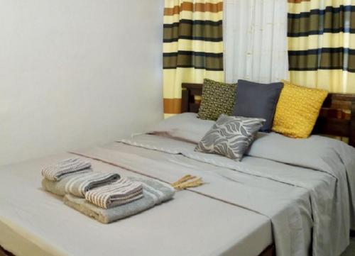 Una cama o camas en una habitación de at the ALs Place