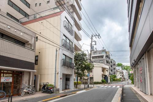 pusta ulica w mieście z budynkami w obiekcie Uhome Tabata Apartment w Tokio