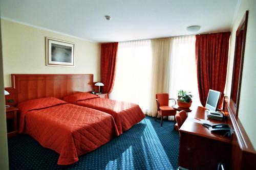 Ένα ή περισσότερα κρεβάτια σε δωμάτιο στο Hotel Savus