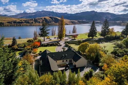 - une vue aérienne sur une maison à côté d'un lac dans l'établissement The Shan's Lodge, à Queenstown