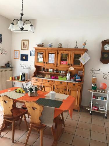 eine Küche mit Tisch und Stühlen in einem Zimmer in der Unterkunft Le sorelle gemelle B&B in Teramo