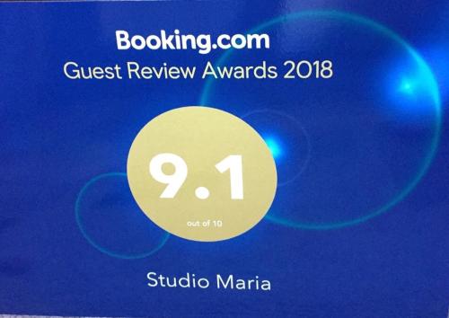 Sertifikat, penghargaan, tanda, atau dokumen yang dipajang di Studio Maria
