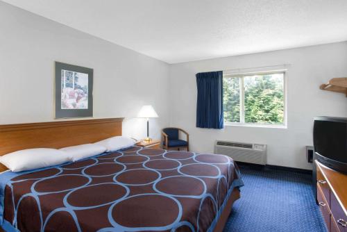 Tempat tidur dalam kamar di Super 8 by Wyndham Kingston