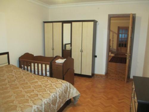 Katil atau katil-katil dalam bilik di Luse Guest House