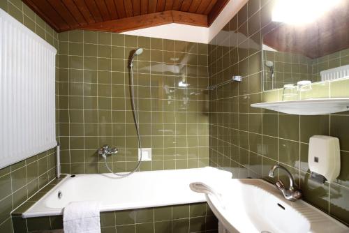 A bathroom at Dorfgasthof Hotel Staberhof