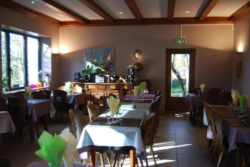 صورة لـ Hôtel Restaurant les Platanes في Montfaucon