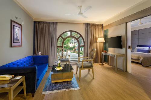 Postel nebo postele na pokoji v ubytování Ramada by Wyndham Mussoorie Mall Road