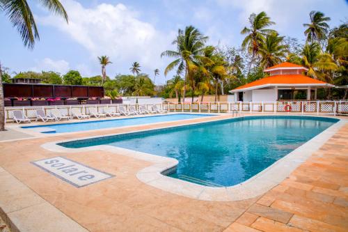 a swimming pool with chairs and a building at Solare SAI Ecohotel in San Andrés