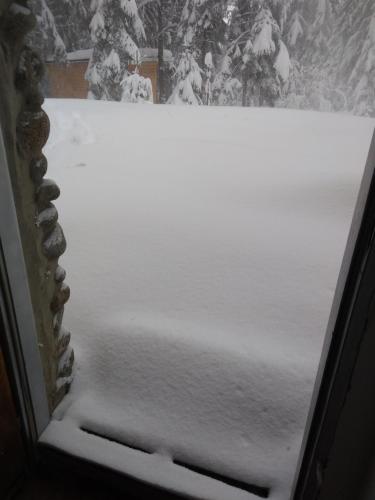 a window covered in snow in a room at Chata Živa pod Babou horou in Oravská Polhora
