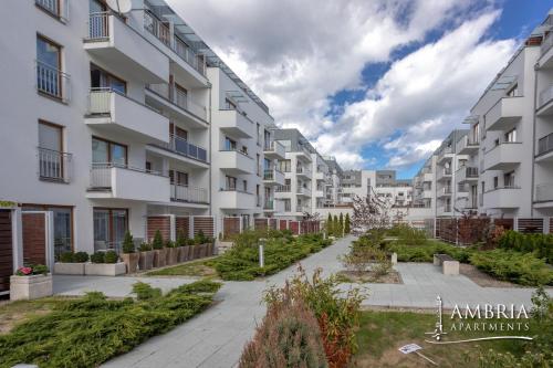 eine Reihe von Apartmentgebäuden mit Innenhof in der Unterkunft Ambria Apartments Platan Complex in Świnoujście