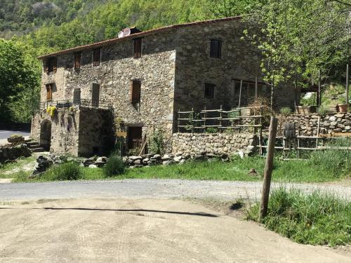 an old stone building on the side of a road at Mas Graffouil in Prats-de-Mollo-la-Preste