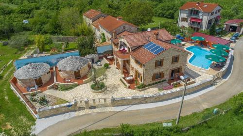 Bazén v ubytování Apart Complex Villa Anja nebo v jeho okolí