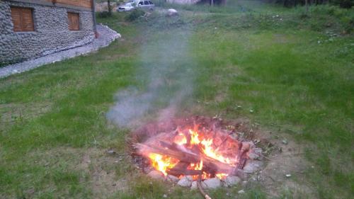 a fire in the grass in a yard at Chata Živa pod Babou horou in Oravská Polhora
