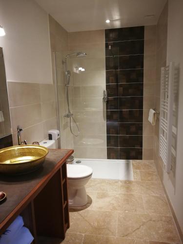 une salle de bain avec un lavabo, des toilettes et une douche dans l'établissement Himalaya en Perigord, à Tursac