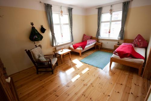 ein Wohnzimmer mit 2 Sofas und 2 Fenstern in der Unterkunft Ferienwohnung Fläming in Bad Belzig