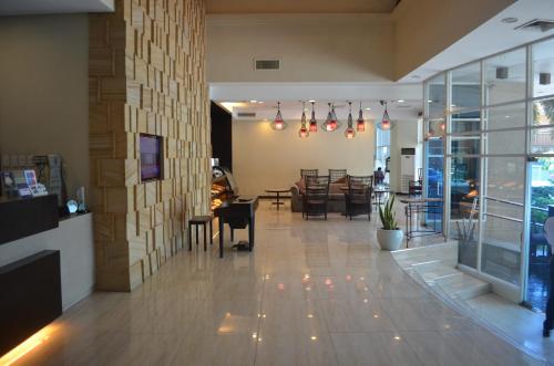 a lobby with a dining area and a dining room at El Cielito Inn - Sta. Rosa in Santa Rosa