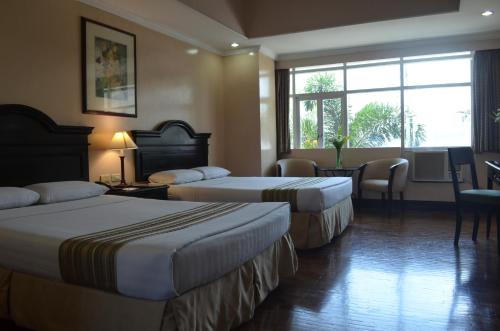 Habitación de hotel con 2 camas y ventana en El Cielito Inn - Sta. Rosa, en Santa Rosa
