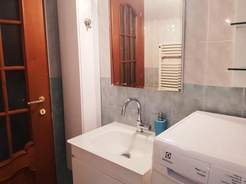 ラ・スペツィアにあるThe Comfort apartmentのバスルーム(白い洗面台、鏡付)