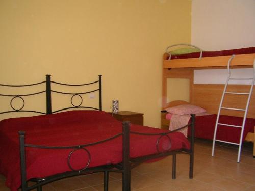 サンタ・マリア・ラ・パルマにあるB&B Las Piccasのベッドルーム1室(ベッド1台、二段ベッド1組付)
