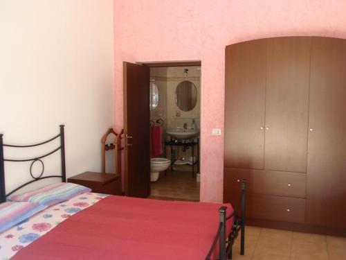 サンタ・マリア・ラ・パルマにあるB&B Las Piccasのベッドルーム1室(ベッド1台付)、バスルーム(シンク付)