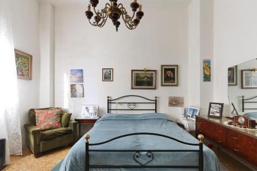 A bed or beds in a room at CozyandConfortable