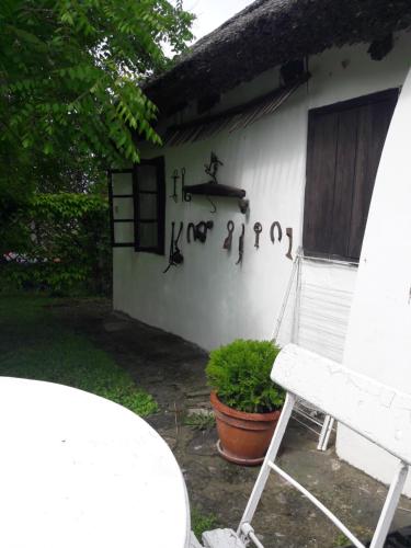 a white house with writing on the side of it at Babamúzeum apartman in Tihany