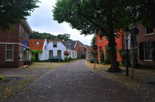 una calle adoquinada en una pequeña ciudad con casas en La Casita bed and breakfast, en Voorschoten