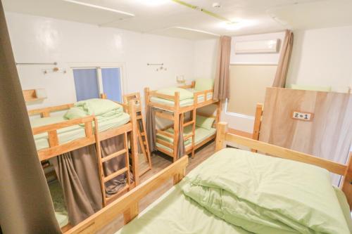 Tempat tidur susun dalam kamar di T-Life Hostel