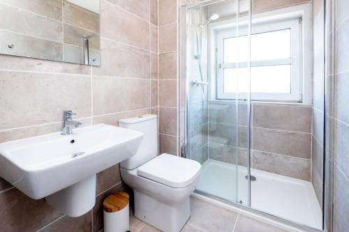 e bagno con servizi igienici, lavandino e doccia. di Elm – Three Tuns Apartments a Pettistree