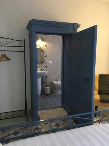 a room with a mirror and a bathroom with a tub at Via Mazzini in Bazzano