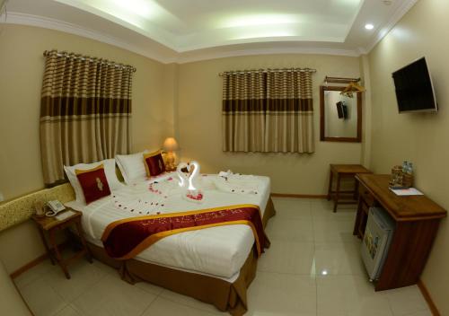 Postel nebo postele na pokoji v ubytování Bagan Comfort Hotel