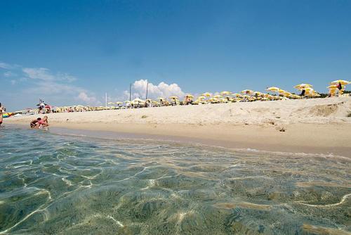 a beach with a bunch of umbrellas and the water at Bed & Breakfast La Villetta in Botricello