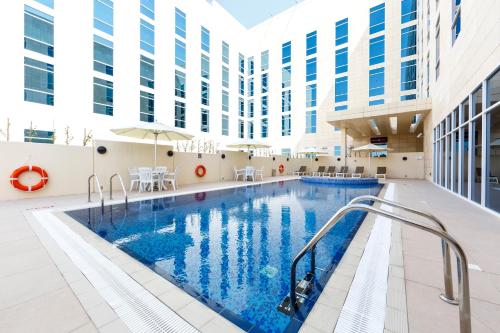 Swimming pool sa o malapit sa Premier Inn Doha Education City