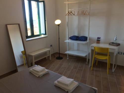um quarto com uma mesa, uma secretária e um espelho em La Torretta di Alessia em Ogliastro Cilento