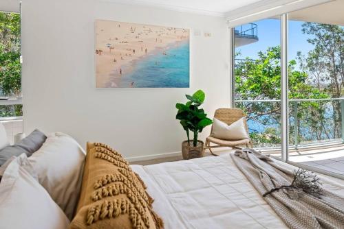 uma sala de estar com um sofá e vista para a praia em Waterfront Elegance Maroochydore em Maroochydore