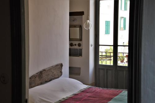 Habitación pequeña con cama y ventana en Casa Hesychia, en Ventimiglia