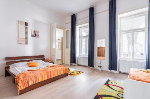 een slaapkamer met een groot bed en 2 ramen bij Izabella Home 2 Budapest in Boedapest